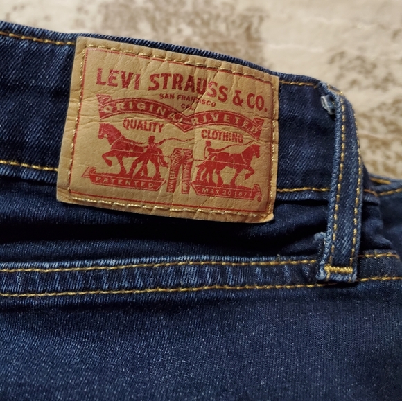 Levi's High Rise Skinny Jeans - Picture 4 of 5